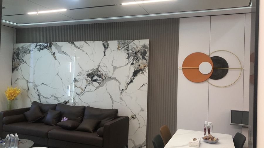 臥室?guī)ш?yáng)臺(tái)戶(hù)型蜂窩板集成吊頂效果